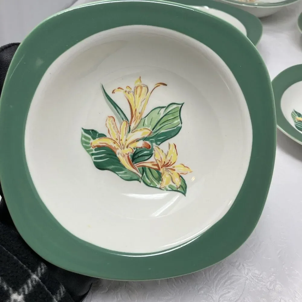 Taylor Smith Taylor Conversation Day Lily Bowls Lot Of 4 Berry Desert & 3 Cereal